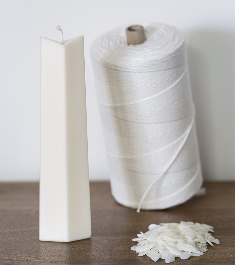 Bougie naturelle L 3,1 cm H 22,7 cm avec rouleau de mèche et paillettes sur bois