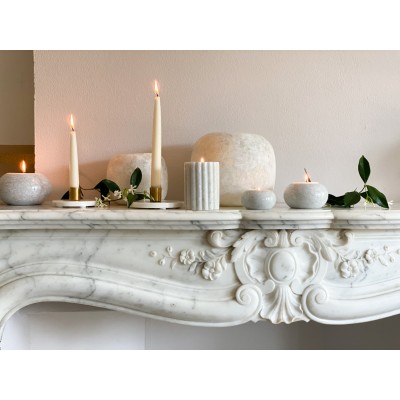 Bougeoir Daisy sur une cheminée décorée : ambiance chaleureuse et sophistiquée.