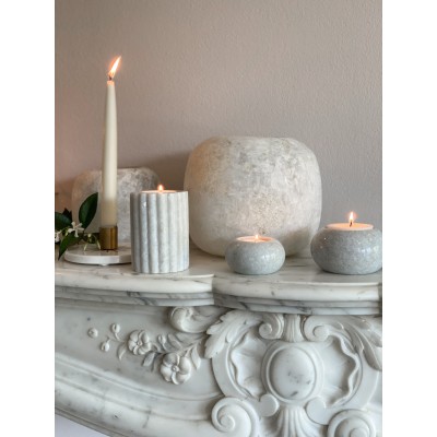 Bougeoir en marbre L placé sur une cheminée en marbre, entouré de bougies et d’éléments naturels pour une ambiance douce.