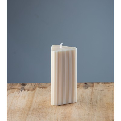Bougie naturelle artisanale Merline, cire végétale de colza, forme triangulaire, vue de trois quarts