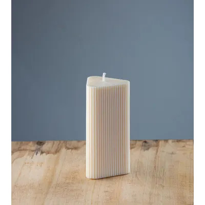 Bougie naturelle artisanale Merline, cire végétale de colza, forme triangulaire, vue de trois quarts