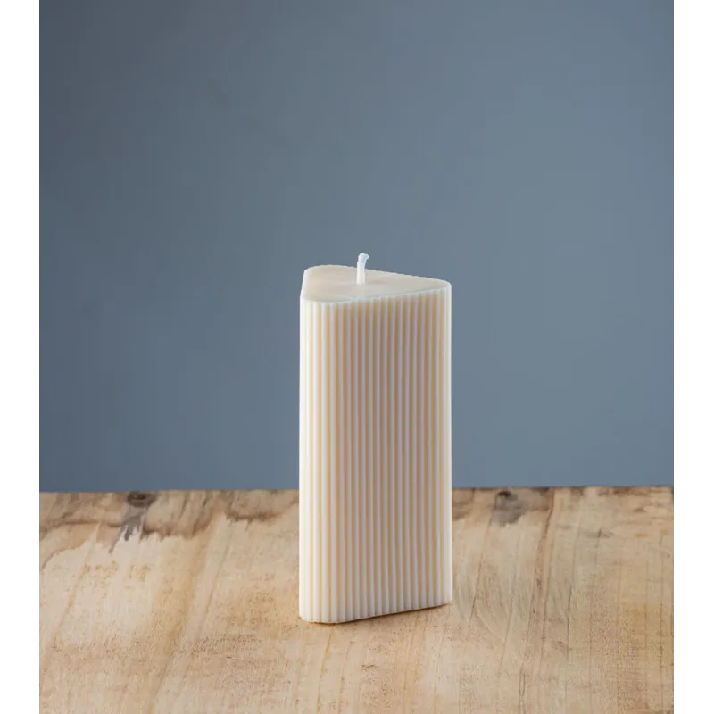 Bougie naturelle artisanale Merline, cire végétale de colza, forme triangulaire, vue de trois quarts