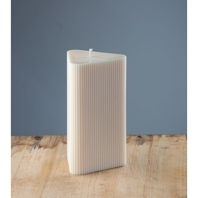 Bougie naturelle artisanale Merlette, cire végétale de colza, forme triangulaire, vue de trois quarts