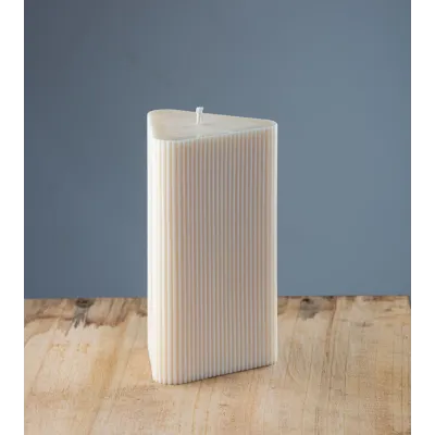 Bougie naturelle artisanale Merlette, cire végétale de colza, forme triangulaire, vue de trois quarts
