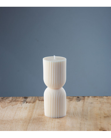 Bougie artisanale Marjolie, bougie naturelle en cire végétale de colza, taille 15 cm de hauteur, vue de face