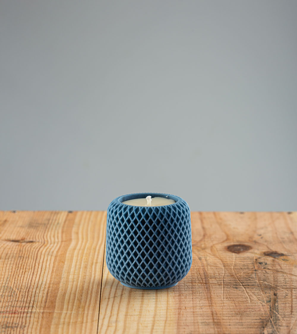 Bougie artisanale Inélia, bougie naturelle en cire végétale de colza, couleur indigo, vue de face