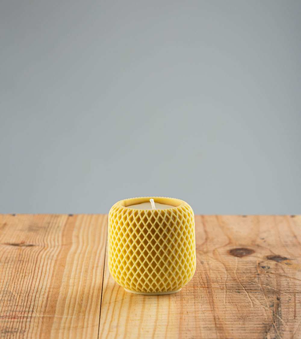 Bougie artisanale Rénice, bougie naturelle en cire végétale de colza, couleur jaune réséda, vue de face