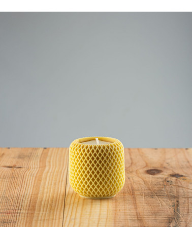 Bougie artisanale Rénice, bougie naturelle en cire végétale de colza, couleur jaune réséda, vue de face