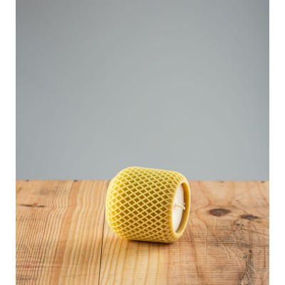 Bougie naturelle artisanale Rénice, cire végétale de colza, couleur jaune réséda, vue allongée