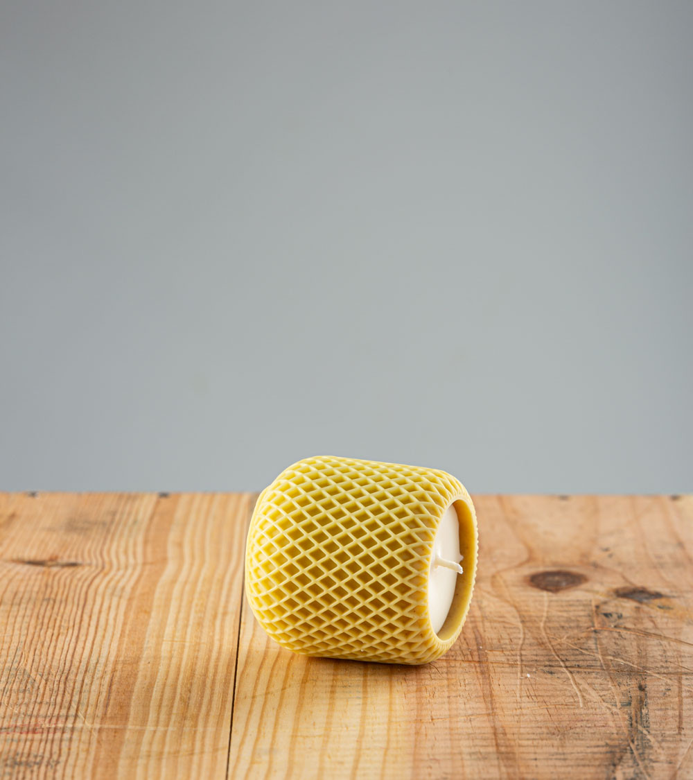 Bougie naturelle artisanale Rénice, cire végétale de colza, couleur jaune réséda, vue allongée
