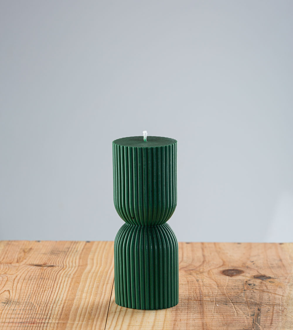 Bougie artisanale verte, bougie naturelle en cire végétale de colza, design colonne grecque, vue de face
