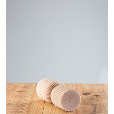 Bougie naturelle artisanale Doucine, cire végétale, design colonne grecque, vue allongée