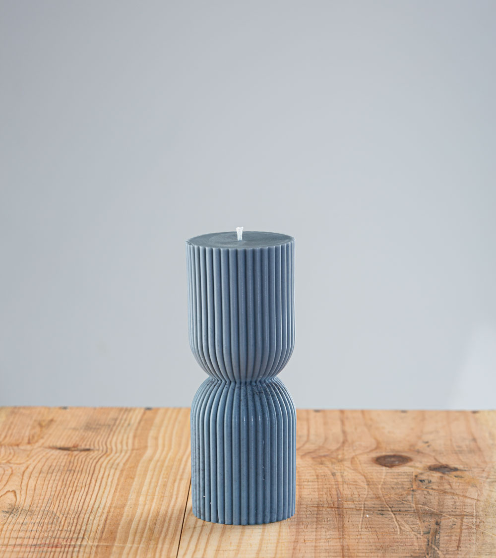 Bougie artisanale indigo Flore, bougie naturelle en cire végétale de colza, design colonne grecque, vue de face