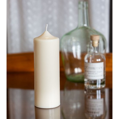 Bougie naturelle et artisanale en cire de colza Ø 7 cm H 18,5 cm sur table en verre