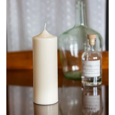 Bougie naturelle et artisanale en cire de colza Ø 7 cm H 18,5 cm sur table en verre