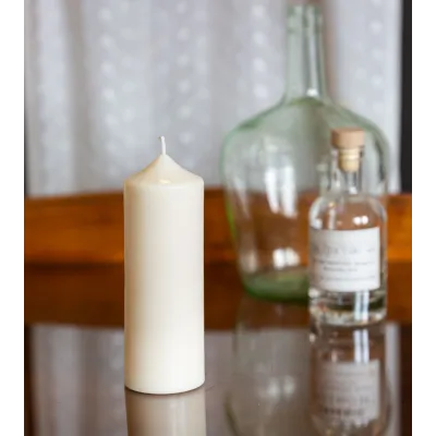 Bougie naturelle artisanale en cire de colza Ø 6 cm H 15,5 cm sur table en verre