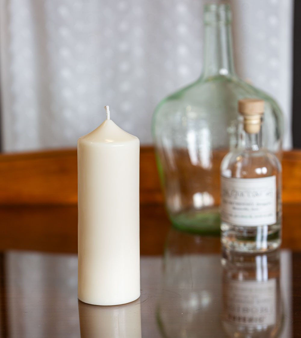Bougie naturelle artisanale en cire de colza Ø 6 cm H 15,5 cm sur table en verre