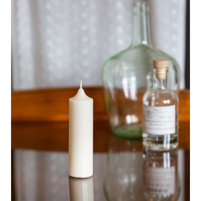 Bougie naturelle et artisanale en cire de colza Ø 4 cm H 12,3 cm sur table en verre