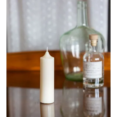 Bougie naturelle et artisanale en cire de colza Ø 4 cm H 12,3 cm sur table en verre