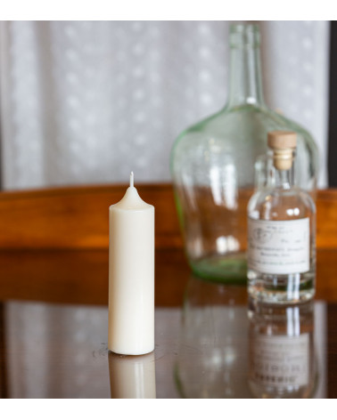 Bougie naturelle et artisanale en cire de colza Ø 4 cm H 12,3 cm sur table en verre