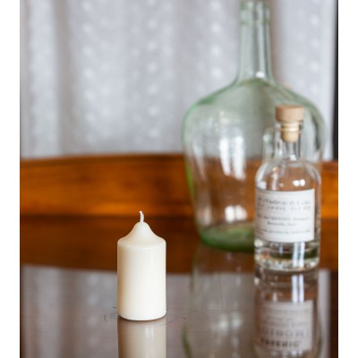 Bougie naturelle et artisanale en cire de colza sur table en verre