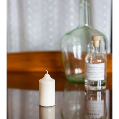 Bougie naturelle et artisanale en cire de colza sur table en verre