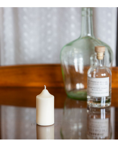 Bougie naturelle et artisanale en cire de colza sur table en verre