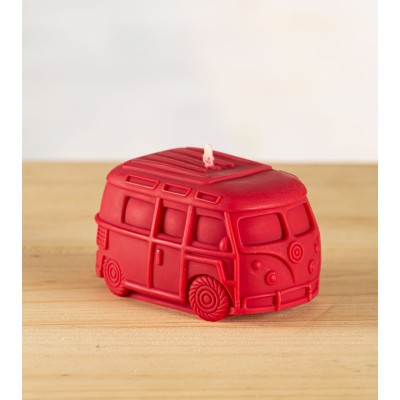 Bougie artisanale rouge bordeaux en cire naturelle, bougie naturelle en forme de van VW T1, vue de trois quarts