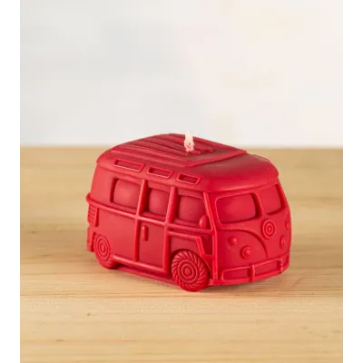 Bougie artisanale rouge bordeaux en cire naturelle, bougie naturelle en forme de van VW T1, vue de trois quarts