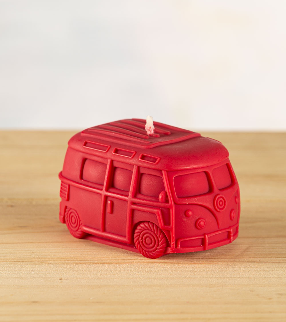 Bougie artisanale rouge bordeaux en cire naturelle, bougie naturelle en forme de van VW T1, vue de trois quarts