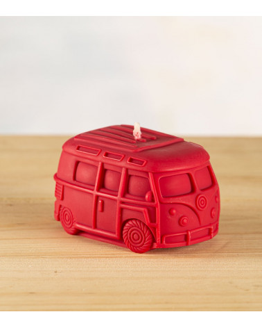 Bougie artisanale rouge bordeaux en cire naturelle, bougie naturelle en forme de van VW T1, vue de trois quarts