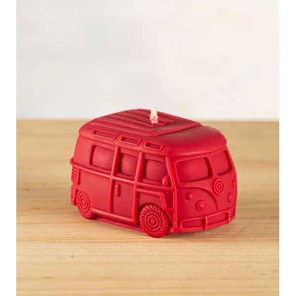 Bougie artisanale rouge bordeaux en cire naturelle, bougie naturelle en forme de van VW T1, vue de trois quarts