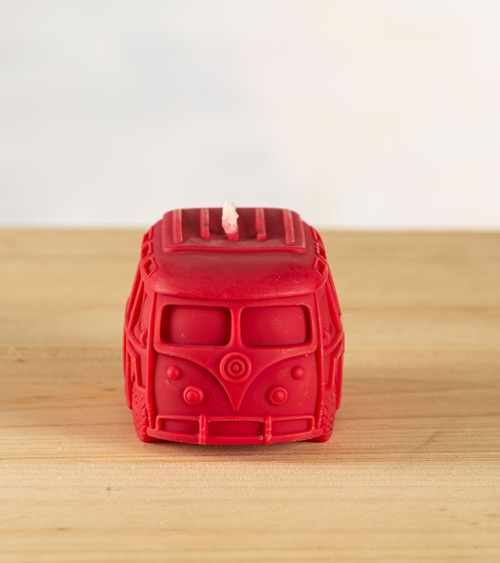 Bougie naturelle en cire de colza, bougie artisanale rouge bordeaux en forme de van VW T1, vue de face