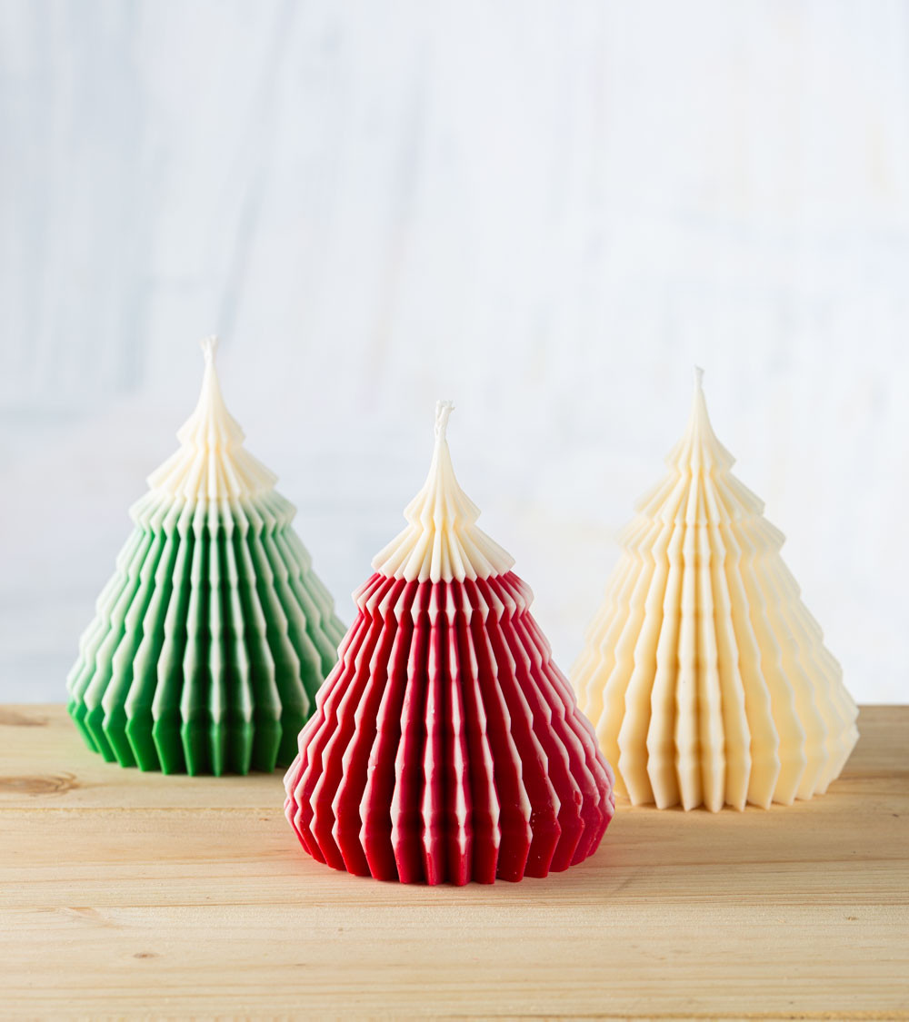 Bougies sapin de Noël vert – Un sapin écoresponsable en cire de colza, parfait pour sublimer vos fêtes.
