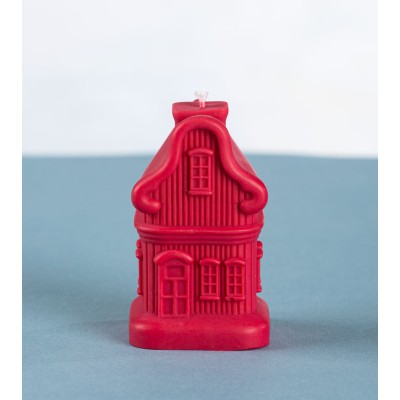 Bougie artisanale "Sweet Dwelling Home" en cire de colza, forme maison de Noël rouge bordeaux – vue de face.