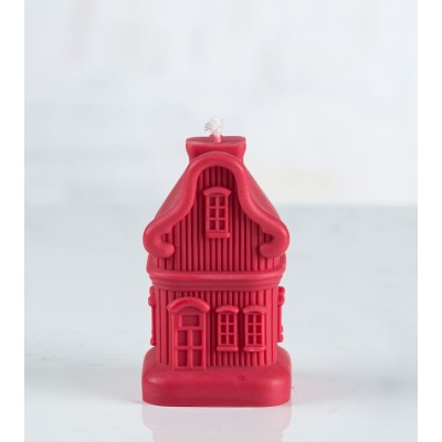 Bougie artisanale "Sweet Dwelling Home" en cire de colza, forme maison de Noël rouge bordeaux – vue de face.