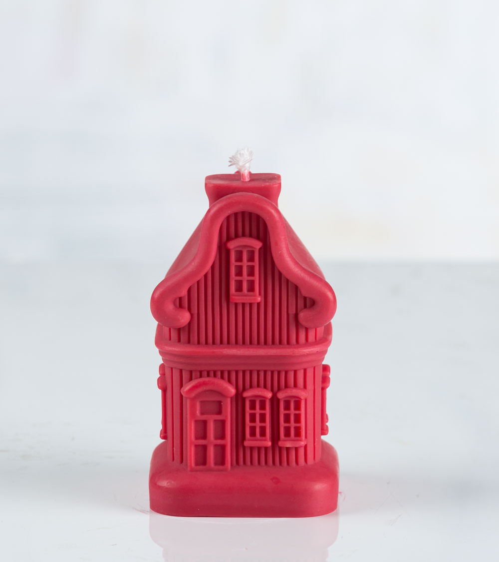 Bougie artisanale "Sweet Dwelling Home" en cire de colza, forme maison de Noël rouge bordeaux – vue de face.