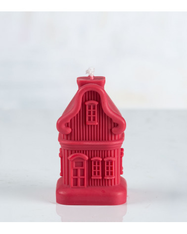 Bougie artisanale "Sweet Dwelling Home" en cire de colza, forme maison de Noël rouge bordeaux – vue de face.