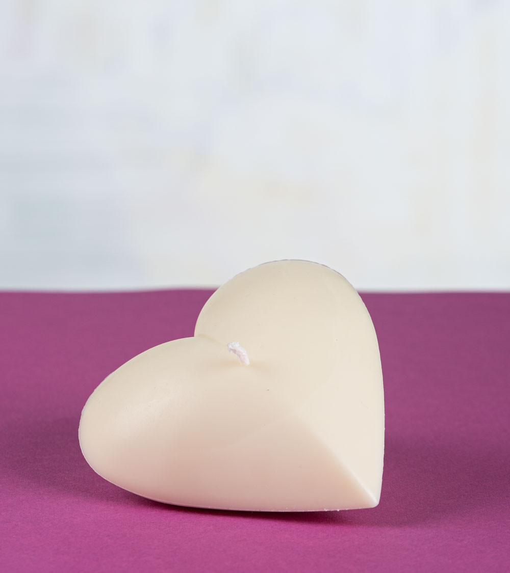 Bougie artisanale en forme de cœur, bougie naturelle en cire végétale, vue côté