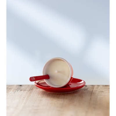 Bougie parfumée naturelle en tasse rouge – cire de colza, parfum florale rose pays, écoresponsable et unique.