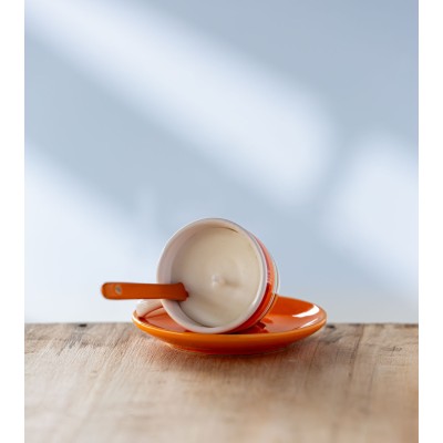 Bougie naturelle et parfumée en tasse orange – en cire de colza, parfum florale rose pays, éthique et chic.