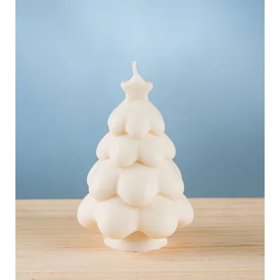 Bougie de Noël artisanale en forme de sapin crème, avec des courbes arrondies et étoile au sommet – en cire végétale de colza.