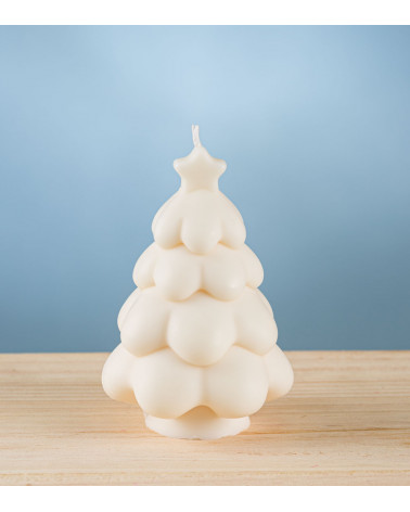 Bougie de Noël artisanale en forme de sapin crème, avec des courbes arrondies et étoile au sommet – en cire végétale de colza.