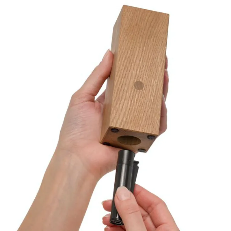 Bougeoir cylindrique avec briquet intégré