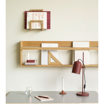 Bougeoir sur étagère avec livres et lampe - Intégré dans une ambiance moderne avec des accessoires déco
