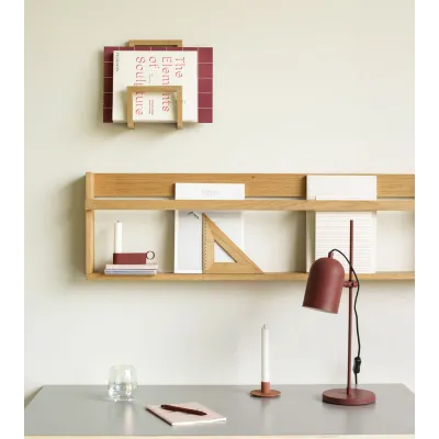 Bougeoir sur étagère avec livres et lampe - Intégré dans une ambiance moderne avec des accessoires déco