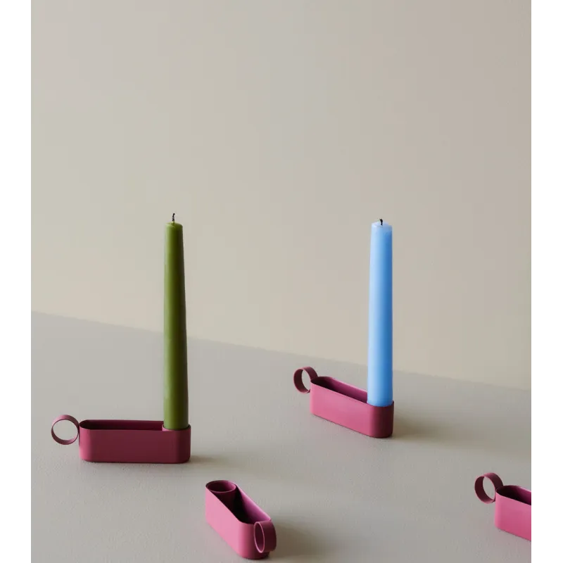 Bougeoirs en plusieurs coloris avec bougies - Variation de couleurs et dimensions pratiques pour s’adapter à différents styles.