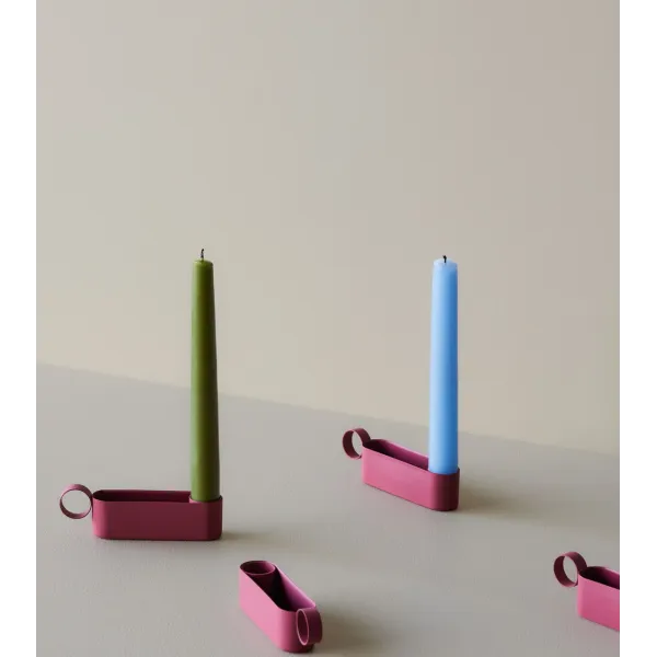 Bougeoirs en plusieurs coloris avec bougies - Variation de couleurs et dimensions pratiques pour s’adapter à différents styles.
