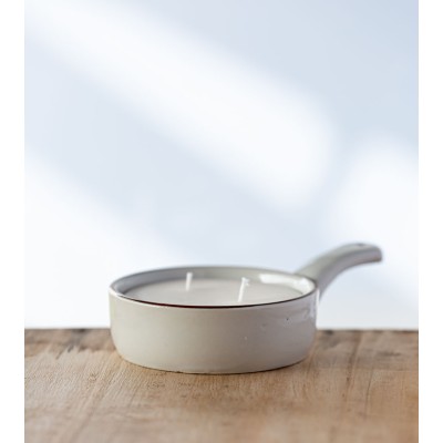 Vue latérale du poêlon upcyclé contenant la bougie