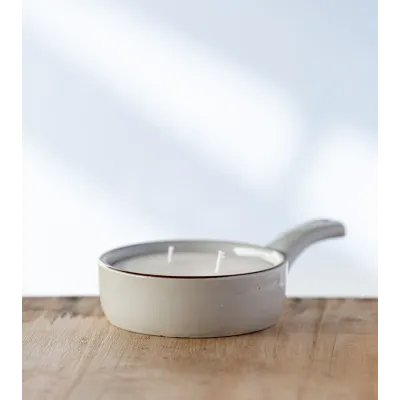 Vue latérale du poêlon upcyclé contenant la bougie